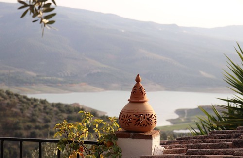 Iznajar Villa | 5 Sterne, 4 Doppelschlafzimmer Villa, eigener Pool & Whirlpool & fantastischer Seeblick