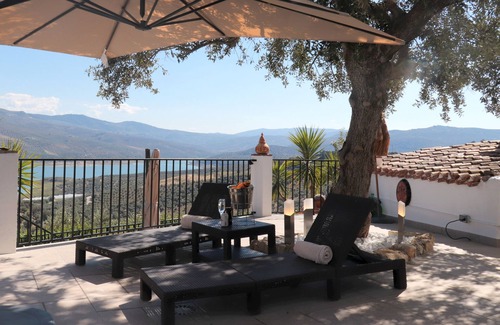 Iznajar Villa | 5 Sterne, 4 Doppelschlafzimmer Villa, eigener Pool & Whirlpool & fantastischer Seeblick