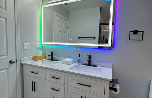 Des Plaines Haus | 5 Star Luxury Stay Near Chicago O'hare Airport, King Beds