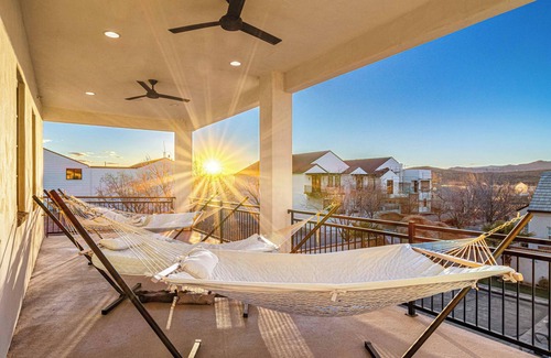 Hurricane Haus | 5 Suites, Private Pool, 2 Hot Tubs for 19, 2 Fire Pits, 2 Fridges Sleeps 30