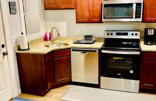 Latonia Haus | 516) Charming home- sleeps 8!