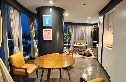 Downtown Wohnung | 55-SQM Urban Cabin in Poblacion Makati