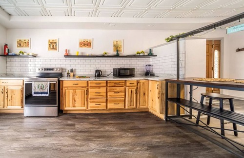 Cuyahoga Falls Haus | 5BedR, Sleeps 16, Big Yard, Game Room, Pet OK, CVNP