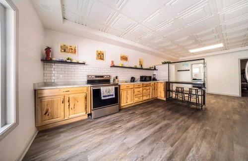 Cuyahoga Falls Haus | 5BedR, Sleeps 16, Big Yard, Game Room, Pet OK, CVNP