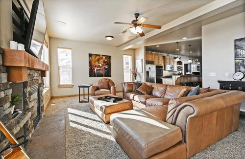 Bear Hollow Village Haus | 5 mins to slopes/shops! Private hot tub with killer views! Fast Wifi/WFH