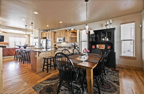 Bear Hollow Village Haus | 5 mins to slopes/shops! Private hot tub with killer views! Fast Wifi/WFH