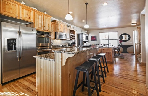 Bear Hollow Village Haus | 5 mins to slopes/shops! Private hot tub with killer views! Fast Wifi/WFH