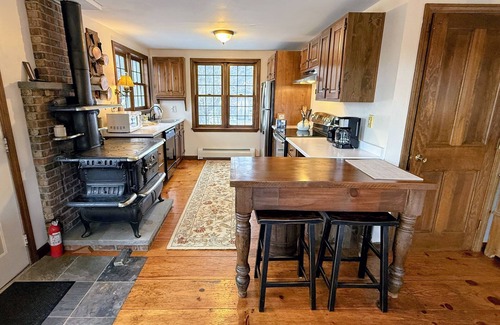 Whitefield Haus | 5H Charming hilltop Farmhouse with Stunning Views, near Mountain View Grand Resort!