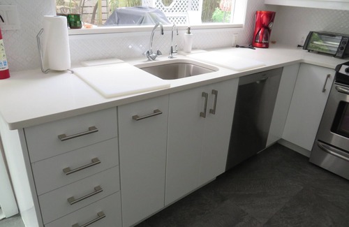 Ocean Beach Haus | 5th from the beach, dog friendly, sleeps 10, outdoor shower a/c utils included!!