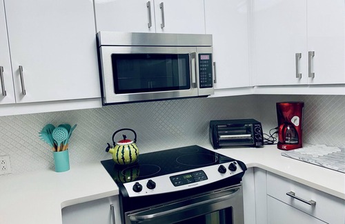 Ocean Beach Haus | 5th from the beach, dog friendly, sleeps 10, outdoor shower a/c utils included!!