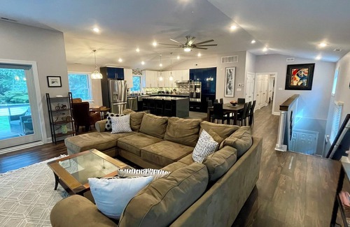 Cape May Court House Haus | 6,000 Sq.ft. 18 Guests, 7-Bed, 6-Bath, Pool, Spa, Outdoor Kitchen, Garden, WIFI.