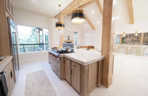 Huntsville Haus | 6/7 Ski house, IKON, Snowbasin, Powder mtn, Hot Tub, sleeps up to 21