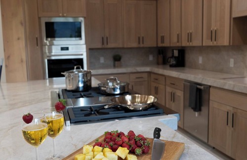 Huntsville Haus | 6/7 Ski house, IKON, Snowbasin, Powder mtn, Hot Tub, sleeps up to 21