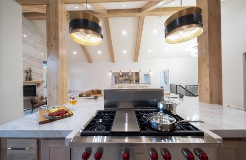 Huntsville Haus | 6/7 Ski house, IKON, Snowbasin, Powder mtn, Hot Tub, sleeps up to 21