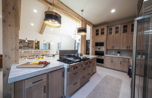 Huntsville Haus | 6/7 Ski house, IKON, Snowbasin, Powder mtn, Hot Tub, sleeps up to 21