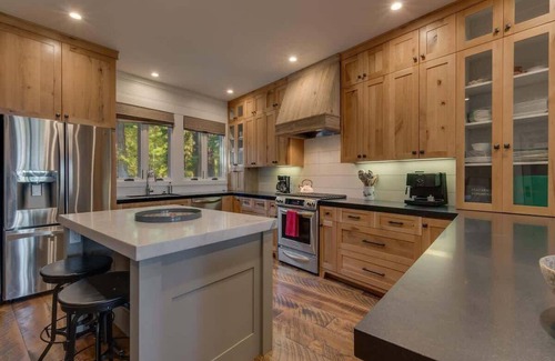 Tahoe Sierra Estates Haus | Lake View|Pool|Pier|Bouys|Pickleball|Walk to town