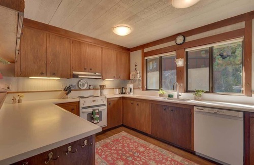 Tahoe Sierra Estates Haus | Lake View|Pool|Pier|Bouys|Pickleball|Walk to town