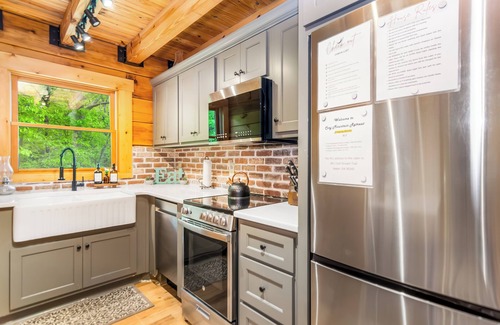 Tate Kabine | 6 Acre Private Retreat Hot Tub, Firepit, Dog Friendly & Games 6 miles to Wine!