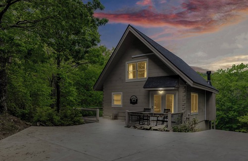 Tate Kabine | 6 Acre Private Retreat Hot Tub, Firepit, Dog Friendly & Games 6 miles to Wine!