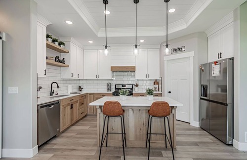 Idaho Falls Haus | 6 bed 3 bath home ~ sleeps 20! w/ game room, fireplace, hot tub & playground.