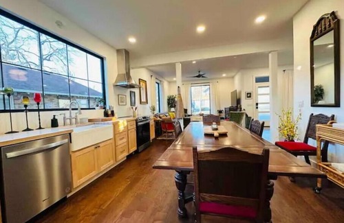 Springfield Haus | Right by MSU! Restored 1900's Home, Center Springfield