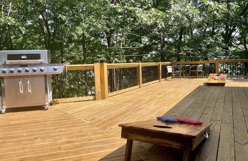 Wedowee Haus | 6 bed Pontoon Boat and jet ski rental, hot tub, pool table, trampoline & more