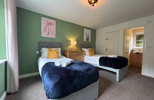 Nantwich Haus | 6 Bed, Sleeps 14, En-suites & Parking