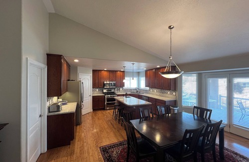 South Jordan Haus | 6 Bedroom, 4.5 Bathroom, 2 Kitchen - Spacious & Clean in Quiet Neighborhood