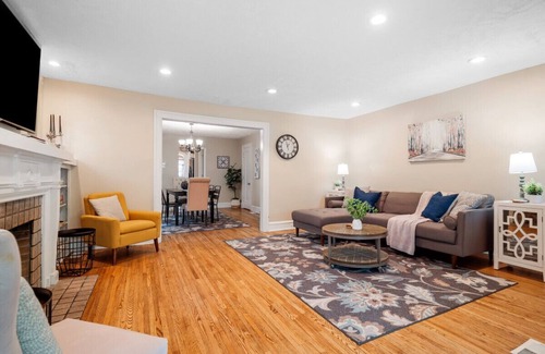 Cleveland Wohnung | 6 Bedroom Entire Duplex for Large Groups!