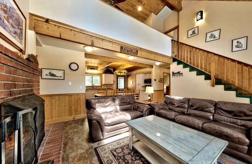 Montgomery Estates Kabine | 6 Bedroom, Game Room, Hot Tub, Near Lake & Trails, EV Charger, 12 guests+Extra Kids