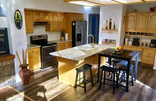 Zion National Park South Entrance Haus | 6 BR Villa Downtown in Springdale, UT, südwestlich des Zion Nat Parks. 14 Schlafplätze, kostenlose Parkplätze