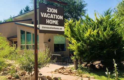 Zion National Park South Entrance Haus | 6 BR Villa Downtown in Springdale, UT, südwestlich des Zion Nat Parks. 14 Schlafplätze, kostenlose Parkplätze