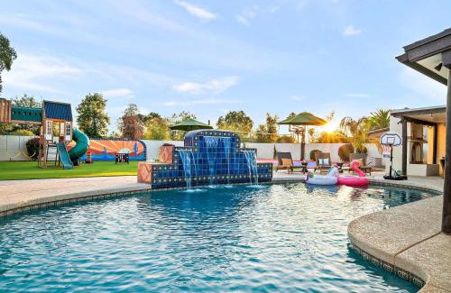 Shea North Estates Haus | 6 BR w Sport Court Pool Playground Hot Tub Arcade