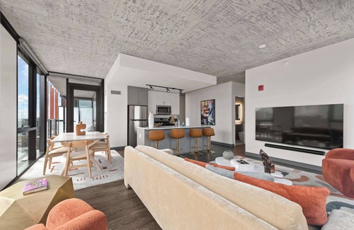 West Loop Wohnung | 6 Apts for Groups w/ City Views and Luxe Amenities