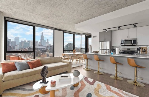 West Loop Wohnung | 6 Apts for Groups w/ City Views and Luxe Amenities