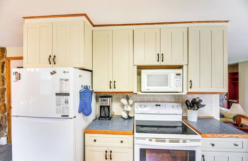Adamsville Haus | 6 Mi to Beach: Family Home in Little Compton!