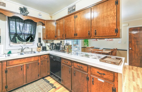 Allen Hütte | 6 Mi to Salisbury: Forest-view Sanctuary!