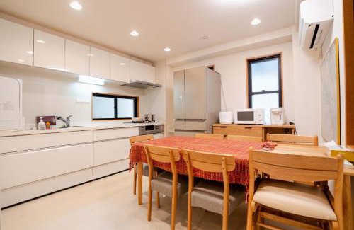 Sendagaya Wohnung | 6 minutes walk from Yoyogi Station Close to Shinjuku 4-story detached house 110 square meters 3 bedrooms can accommodate up to 8 people Close to Shinjuku Takashimaya and Isetan