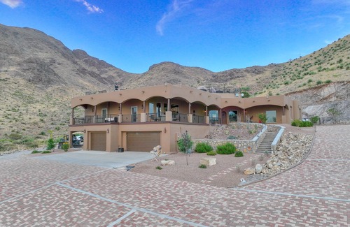 Mesilla Park Haus | 60-acre custom home with breathtaking views of city of Las Cruces & Organs!