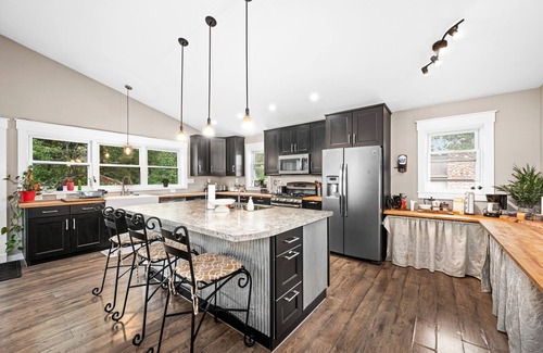 Hermantown Haus | 6bd 3ba large gathering home, close to YMCA and 5 miles to Downtown Duluth