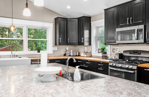 Hermantown Haus | 6bd 3ba large gathering home, close to YMCA and 5 miles to Downtown Duluth