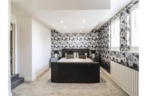 Canvey Island Wohnung | 6BD Vacation Home with Indoor Pool