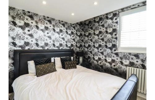 Canvey Island Wohnung | 6BD Vacation Home with Indoor Pool