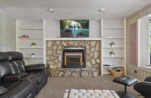 Linn Creek Haus | 6bedrooms, ramp boat dock slips water toys, nice cove area