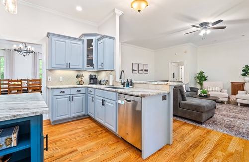 Auburn - Opelika Haus | 6BR | 5 min to RTJ | Game Room | Back Deck with Grill | Sleeps 15