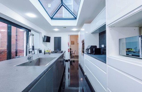 Rochdale Haus | 6BR in Castleton|WIFI|PARKING|Ideal for Contractors|Longterm Discount Applies