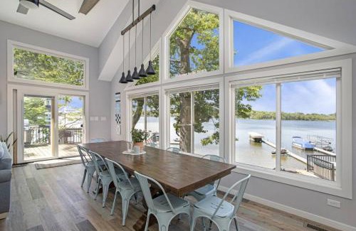 Sister Lakes Haus | 7 Bed Beachfront with Scenic Views Sister Lakes