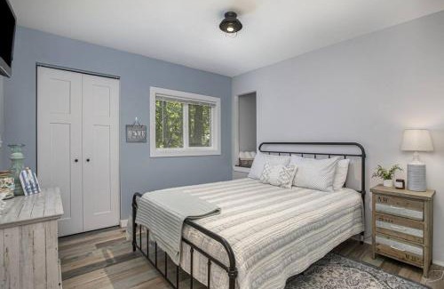 Sister Lakes Haus | 7 Bed Beachfront with Scenic Views Sister Lakes