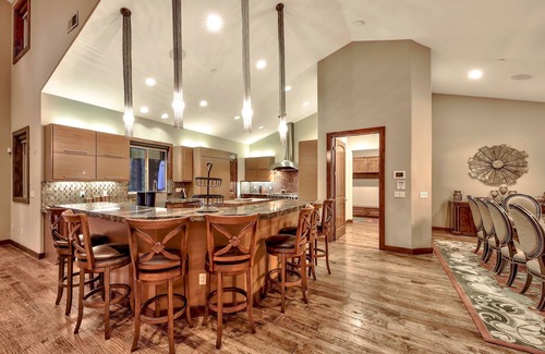 Y Area Haus | 7 bedrooms, 5.5 baths, jacuzzi, full-size bar, 4 miles to casinos, Heavenly ski