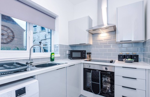 Atherton Haus | 7 Beds |Large House |Contractors